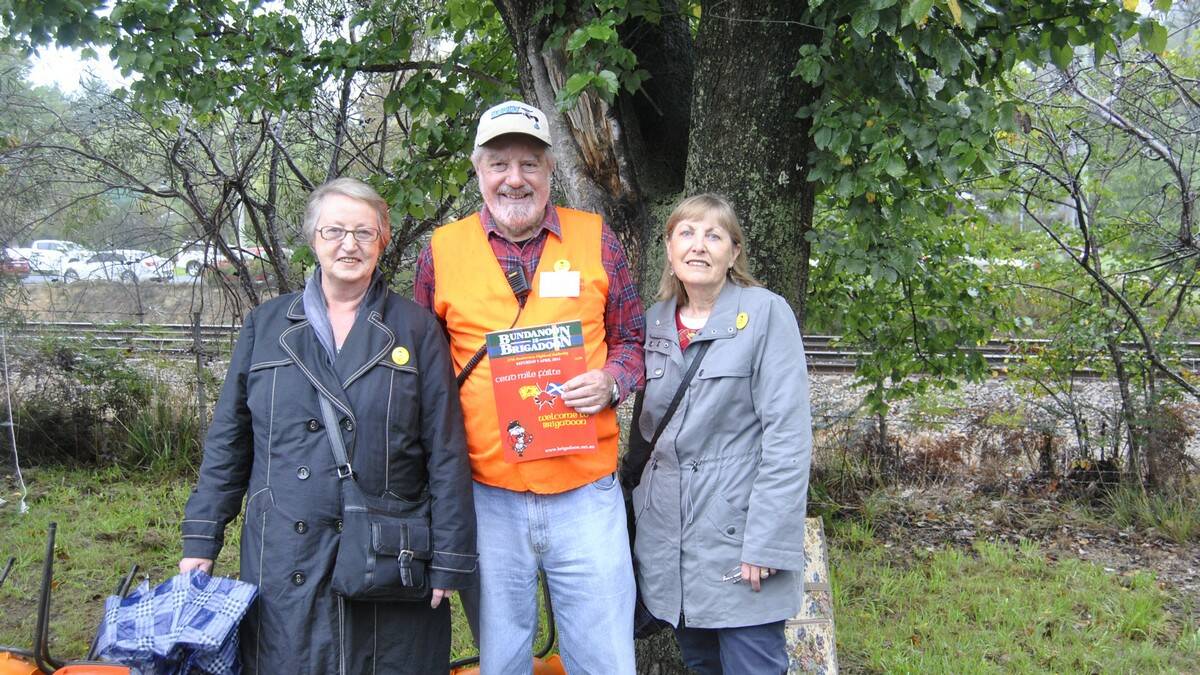 Dianne Yeatman, Tony Molyneux from The Men's Shed and Roslyn Stanley. Photo by Megan Drapalski