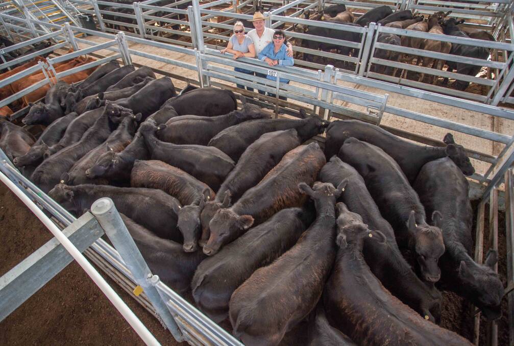 Wendy Miller ‘Red Ground’, Crookwell (right) with Bec Quinn & Greg Anderson (MD & JJ Anderson). Wendy sold 30 Angus x Steers for 295.2c/kg, av 346.3kg, $1022.38ph.