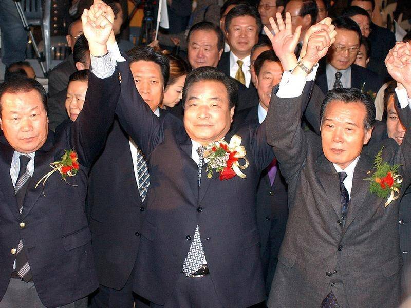 South Korean former prime minister Lee Han-dong, centre, has died aged 87.